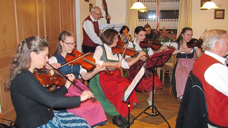 Die Streichergruppe von Elisabeth Kram spielte bei der Sitzweil auf.