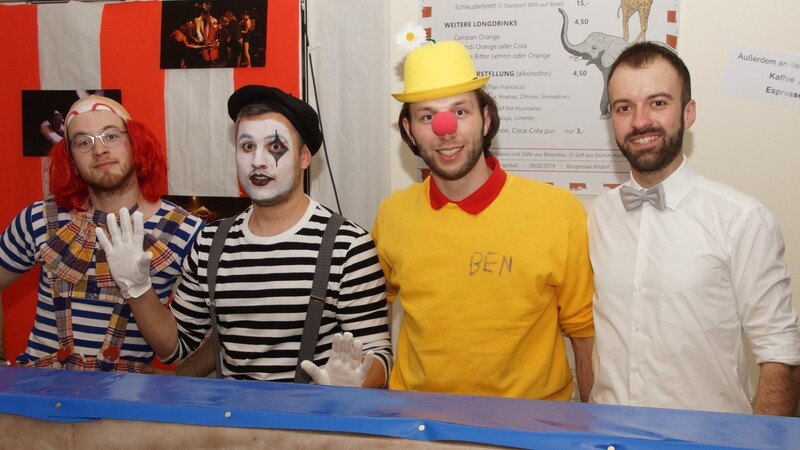 Das Barteam im "Zirkus Promillo" (v.l.): Tobias Meggendorfer, Stefan Kollmannsberger, Benjamin Kollmannsberger und Sebastian Stanglmaier.