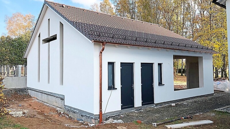 Auch das neue Weidinger Leichenhaus mit WC-Anlagen wird heuer fertig.