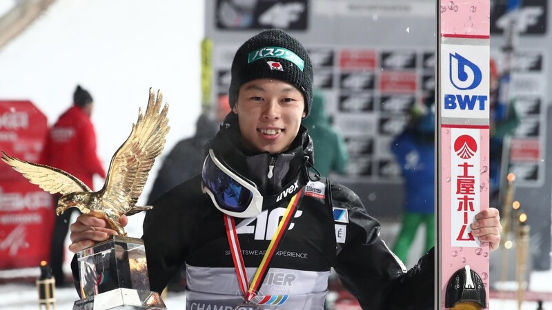 DEN GOLDENEN ADLER nimmt Ryoyu Kobayashi als Sieger der Vierschanzentournee mit in seine Heimat Japan.