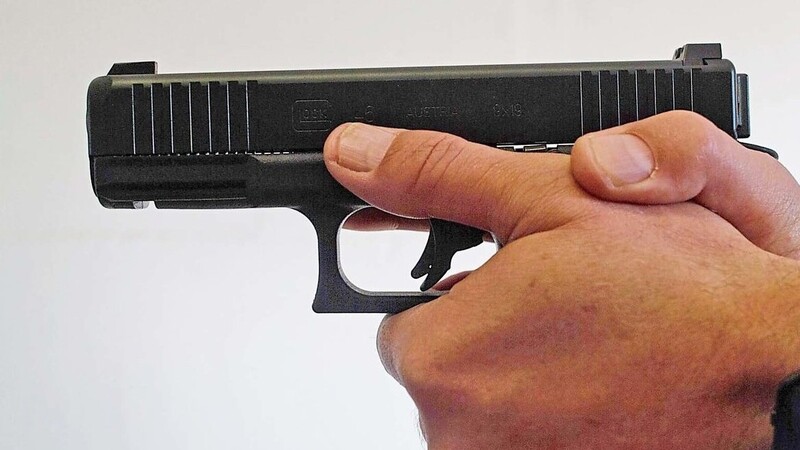 Ein Polizist zielt mit der Pistole "Glock 46".