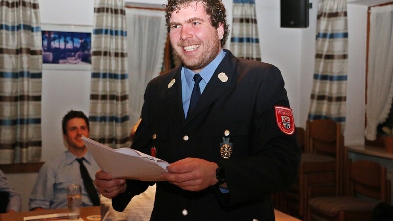 Kommandant Dominik Sedlmeier berichtete über die geleisteten Stunden bei der Feuerwehr.