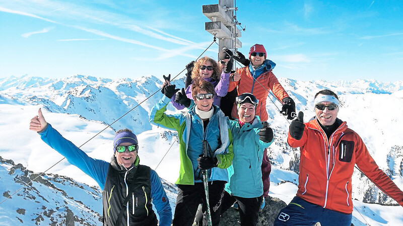 Am Gipfelkreuz der Pallspitze genossen die Mainburger Skitourengeher eine fantastische Aussicht.