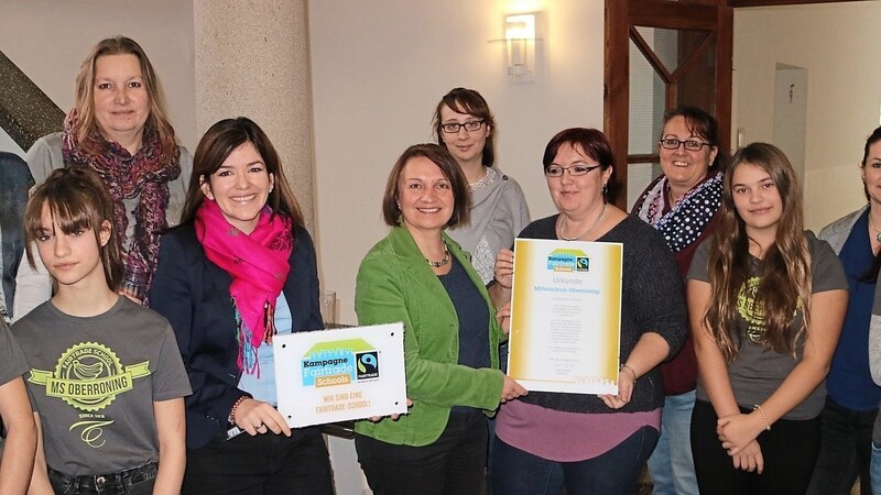 Elisabeth Krojer von Fairtrade Deutschland übergibt ein Zertifikat an stellvertretende Schulleiterin Sabine Röhrl.