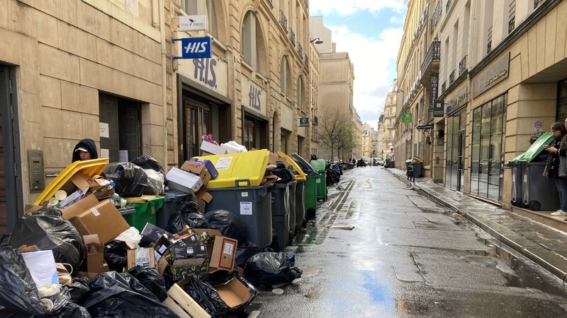 Müllberge türmen sich in den Straßen von Paris auf. Den Streiks gegen die Rentenreform in Frankreich hat sich vielerorts auch die Müllabfuhr angeschlossen, in Paris werden die wachsenden Müllberge in den Straßen nun zum Politikum.