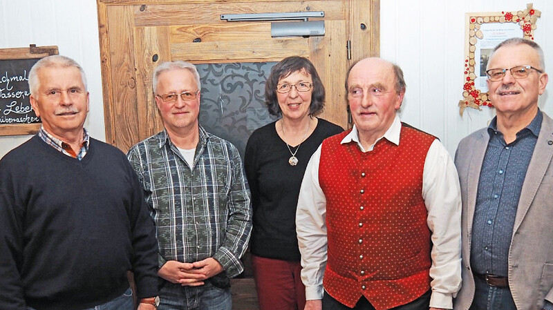 Martin Graf und Bürgermeister Heinrich Stenzel mit den Mitgliedern Franz Leiderer, Peter Stiegler und Gertrud Graf (50 Jahre dabei).