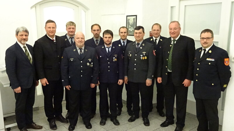 Landrat Löffler, die Bürgermeister Bauer und Müller sowie KBR Stahl und KBI Bierl gratulierten den Kameraden zur Ehrung für 25-jährige aktive Dienstzeit