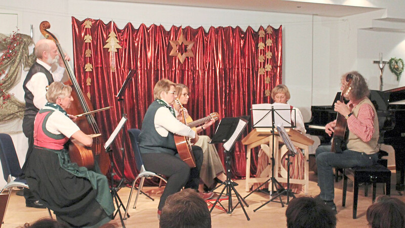 Das Volksmusikensemble unter Leitung von Eberhard Iro brachte den Zuhörern traditionell-bayrische Musik nahe.