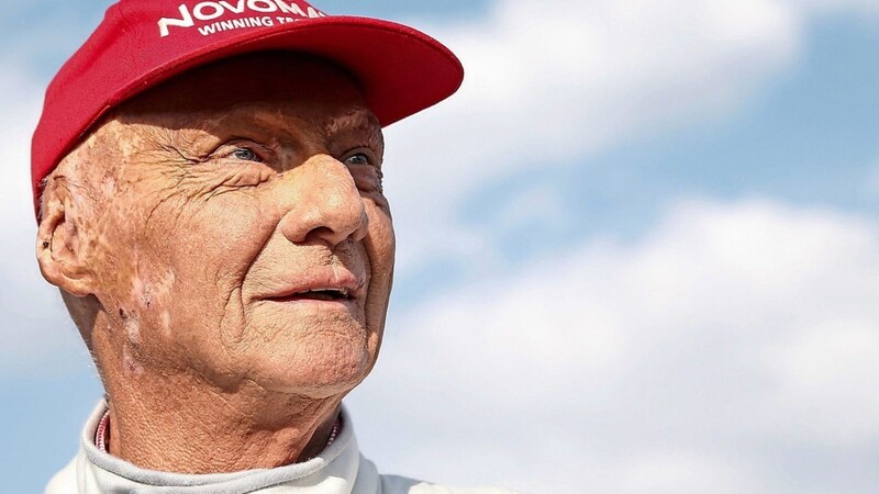 Wie man ihn kennt: Der Blick geht bei Niki Lauda auch nach vielen Schicksalsschlägen immer nach vorne.