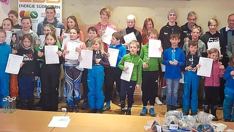 Die Sieger in den Gruppen mit den Verantwortlichen des Skiclubs Neukirchen und stellvertretendem Landrat Ferry Eckl.