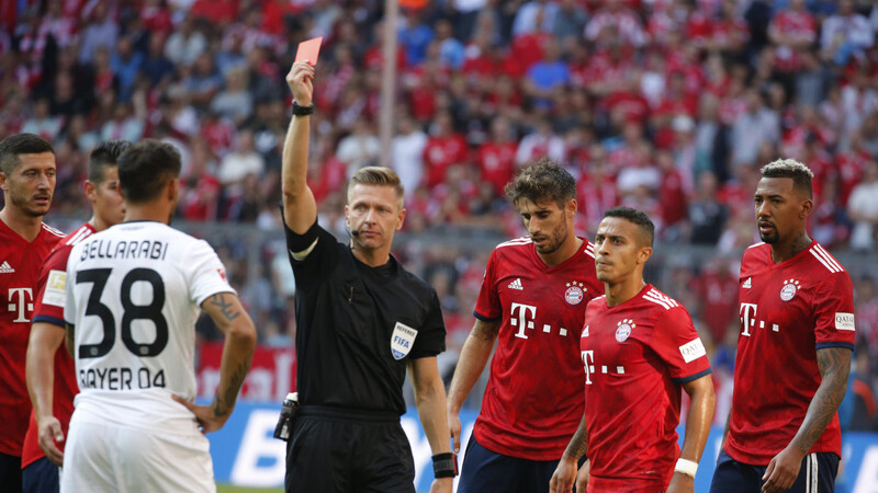 Die Bayern-Stars waren nach dem Foul von Karim Bellarabi (l.) aufgebracht. Schiedsrichter Tobias Welz zeigte die Rote Karte.