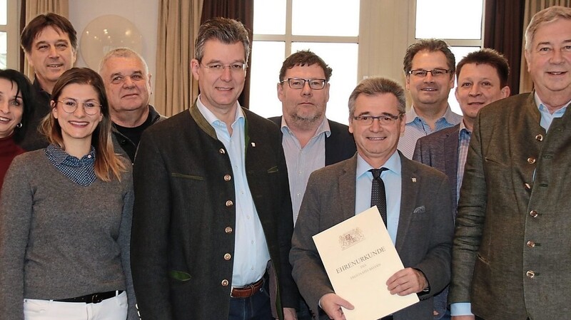 Glückwünsche für Josef Hofmeister von Bürgermeister Erich Schmid, zweitem Bürgermeister Hans Schmalhofer und den Abteilungsleitern bei der Stadt Plattling.