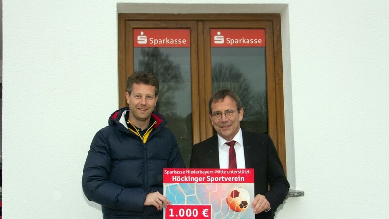 Vorsitzender Florian Mock bedankte sich bei Sparkassendirektor Bernhard Mittermeier für die Spende von 1 000 Euro.
