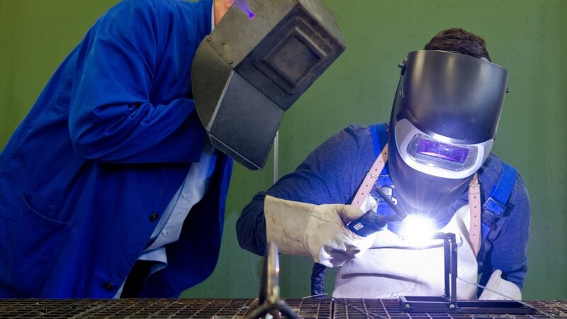 16.279 junge Leute fingen im vergangenen Jahr eine Lehre in der bayerische Metall- und Elektroindustrie an. (Symbolfoto)