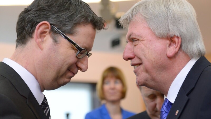 Die Spitzenkandidaten von CDU, Ministerpräsident Volker Bouffier (r.) und SPD, Landesvorsitzender Thorsten Schäfer-Gümbel, kämpfen bei der Landtagswahl in Hessen um die Macht in dem Bundesland.