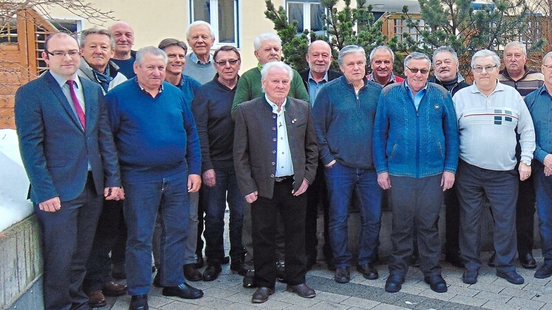 Seit Jahrzehnten beim Fischereiverein: die Mitglieder, die für 40 und 50 Jahre geehrt wurden, mit dem Vorsitzenden Matthias Kellner (l.).