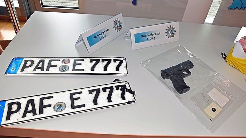 Bei einer Pressekonferenz zeigte die Polizeiinspektion Oberbayern Nord die Tatwaffe und die gestohlenen Kennzeichen.