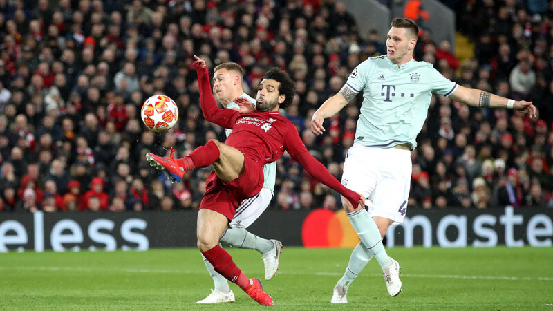 Eng am Mann: Niklas Süle (re.) für den FC Bayern, hier gegen Mo Salah vom FC Liverpool.