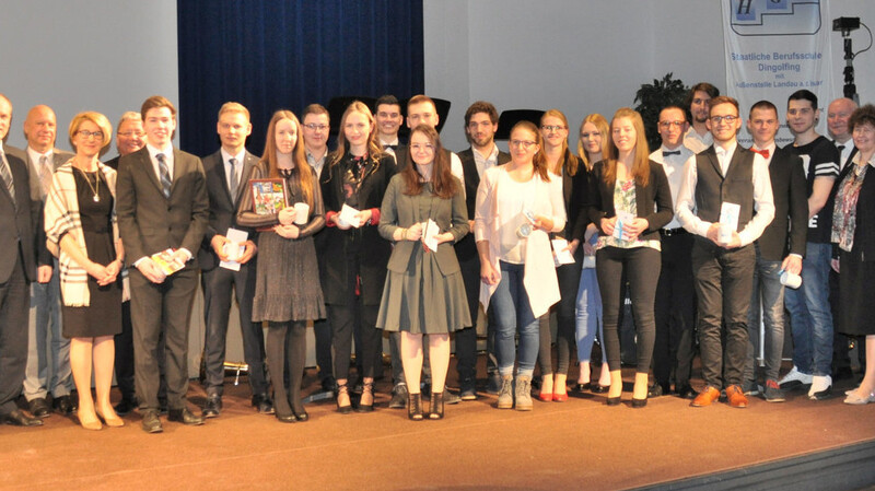 Die achtzehn Abschluss-Schüler freuten sich über die Staatspreise des Freistaates, die Buchpreise des Landkreises, die Preise der VR-Bank eG, der Sparkasse Niederbayern-Mitte und des Fördervereins der Hans-Glas-Schule.