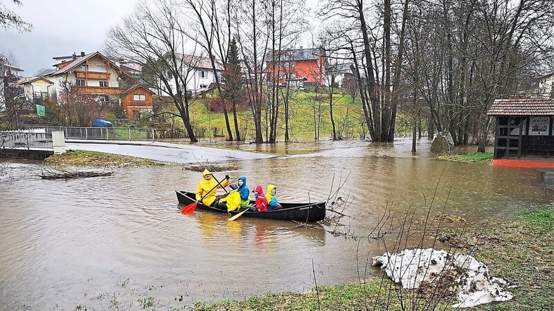 Des einen Freud, des anderen Leid: Die Überflutung in Weibing wurde für die erste Kanutour genutzt.