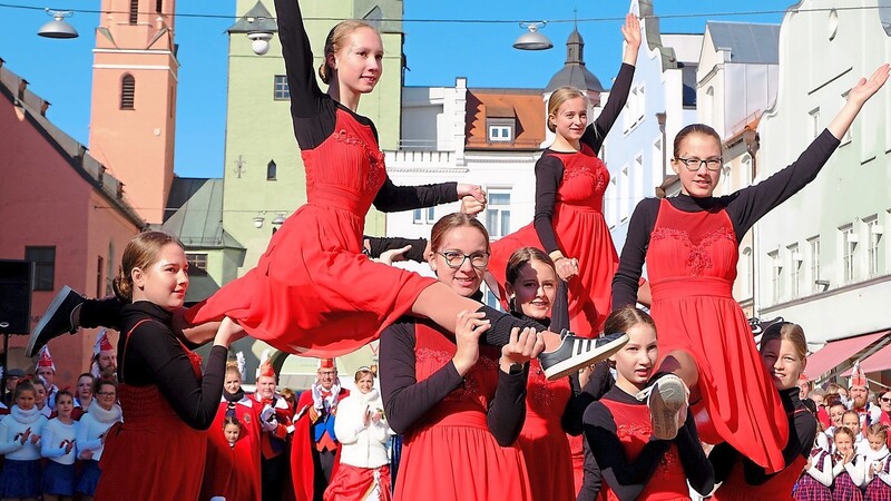 Zu den Traditionen des Vilsbiburger Faschings gehört der Auftritt der Narrhalla auf dem Stadtplatz.