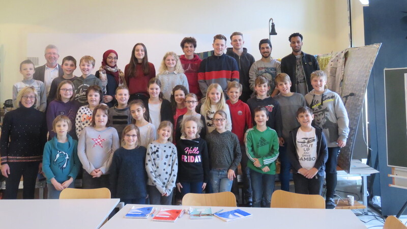 Die Schülerinnen und Schüler der drei beteiligten Schulen zusammen mit Lehrerin Gisela Hain und Schulleiter Josef Messerer.