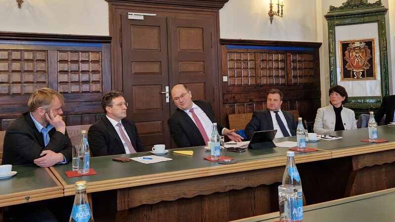 Beim Infogespräch im Sitzungssaal mit StM Albert Füracker (mitte) nahmen auf Einladung von MdL Max Gibis (2.v.l) neben den Fraktionssprecher auch Bürgermeister Karl-Heinz Eppinger (2.v.r), 2. Bürgermeisterin Elisabeth Pfeffer (r.) und 3. Bürgermeister Jens Schlüter (l.) teil.