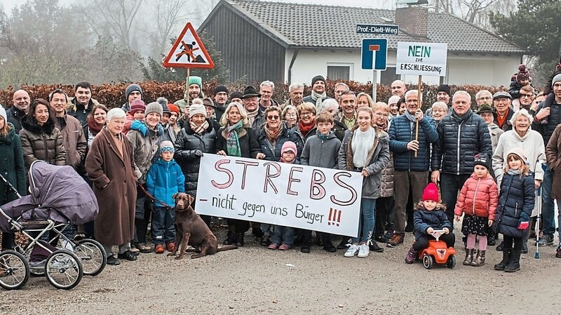 Bei einer Protestaktion machten Anwohner des Prof.-Dietl-, Simmerbauer- und Tal-Josaphat-Wegs ihren Standpunkt zum Ausbauvorhaben der Stadt deutlich.