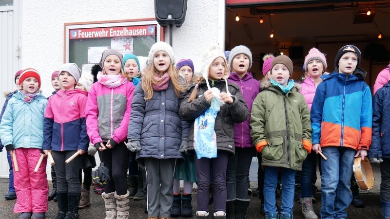 Die Grundschüler sangen zum Auftakt des Weihnachtsmarktes.