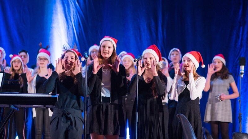 Schüler des Fraunhofer-Gymnasiums begeistern ihre Zuhörer beim Weihnachtskonzert.