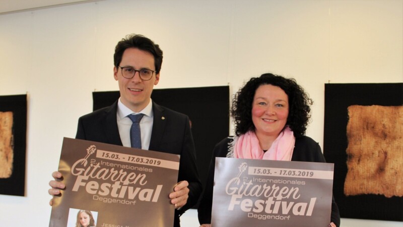 Freuen sich auf hochkarätige Künstler beim zweiten Internationalen Gitarrenfestival in Deggendorf: Oberbürgermeister Dr. Christian Moser und Kulturamtsleiterin Sabine Saxinger.