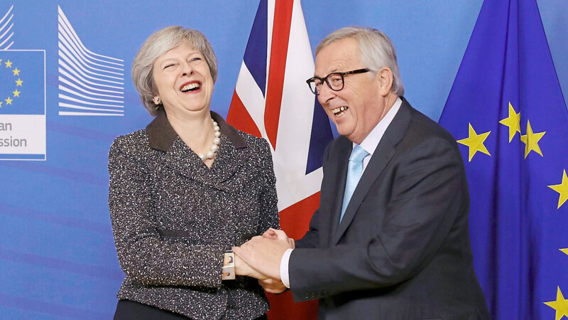Die Stimmung bei Theresa Mays Treffen mit Jean-Claude Juncker ist locker - direkt zur Seite springen will der Kommissionschef der Premierministerin im britischen Kampf um den Brexit-Deal jedoch nicht.
