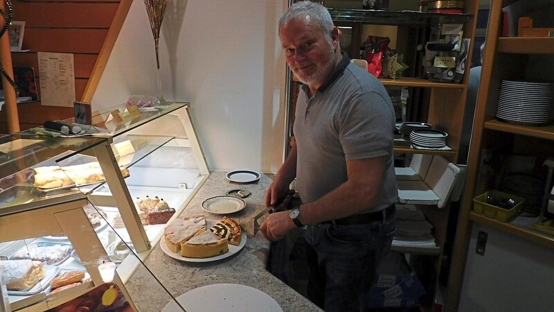 Georg Bacherl serviert die letzten Tortenstücke.
