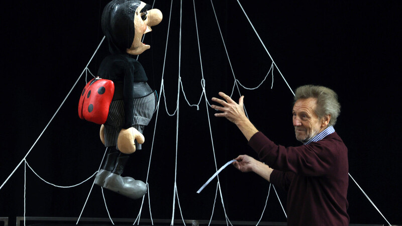 Auf der Bühne im Münchner Marionettentheater: Der Glückskäfer ist schon fertig - aber jeder Zentimeter der Bühne wird verplant und wird vermessen, denn das Spinnennetz ist immer noch ein bisserl zu groß dimensioniert.