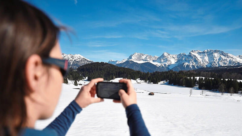 Sogar im Winter ist der mit Eis bedeckte Geroldsee vor dem Karwendel-Gebirge ein beliebtes Foto-Motiv.