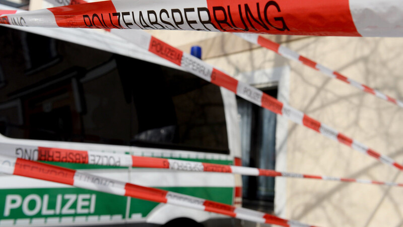 In Altenstadt an der Waldnaab ist in der Nacht auf Mittwoch eine 22-jährige Frau tot aufgefunden worden. Ihr Lebensgefährte hat die Tat eingeräumt. (Symbolbild)