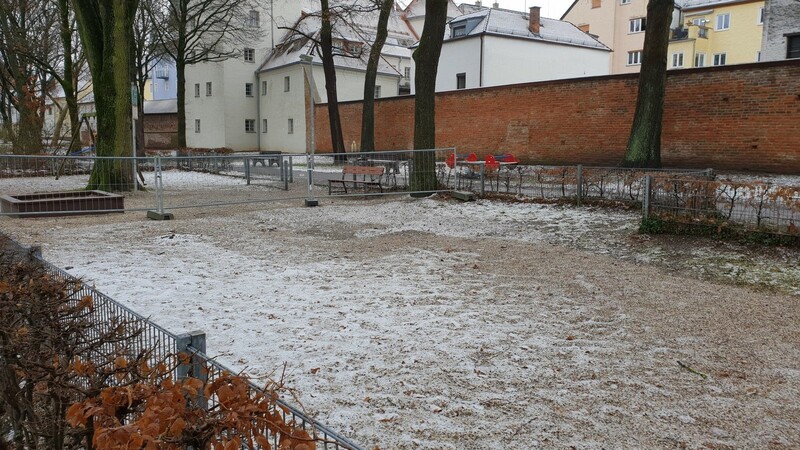 Die Fläche des Spielplatzes Am Hagen ist leer. Viele Geräte wurden abgebaut...