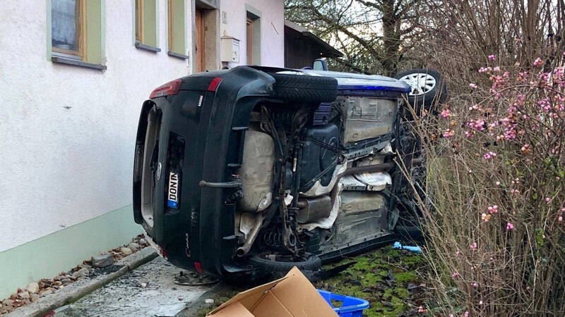 Auf der Fahrerseite liegend kam der Ford vor dem Anwesen in der Gibachtstraße zum Stehen. Die 23-jährige Fahrerin kam mit eher leichteren Verletzungen davon, so die Polizei.
