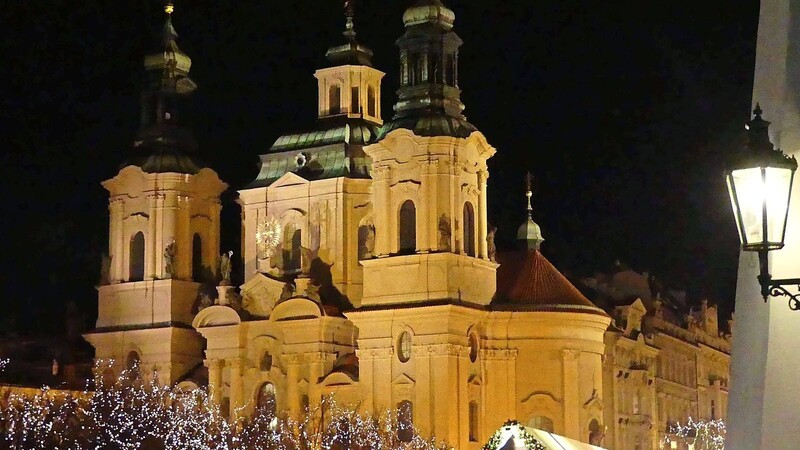 Weihnachtsstimmung an der Nikolauskirche am Prager Altstädter Ring.