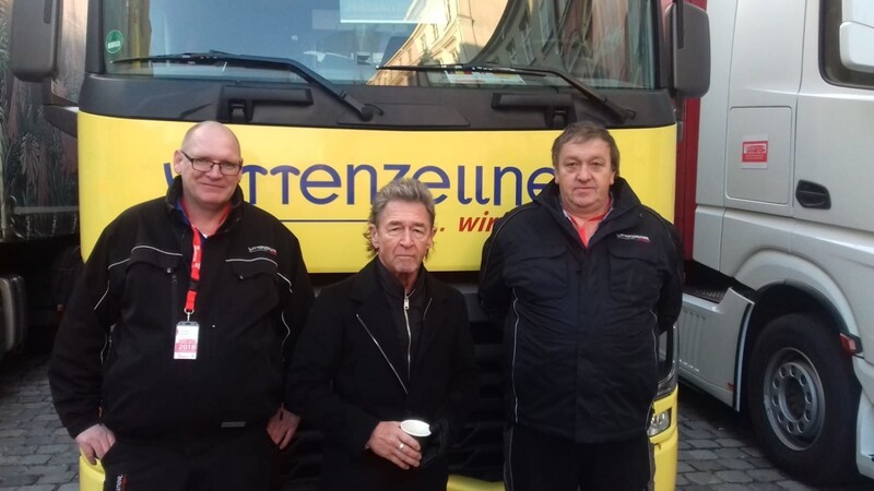 Schirmherr für die 25. Hilfsaktion war Peter Maffay (M.), der die beiden Wittenzellner-Fahrer Christian Steineck (links) und Hans Wallner von Landshut aus auf die lange Reise schickte.