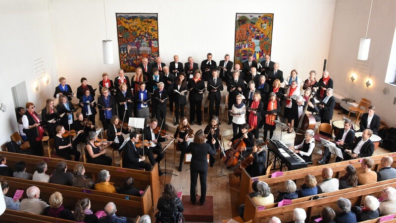 Das Ensemble füllte beim Konzertgottesdienst in der Christuskirche fast den ganzen Altarraum.