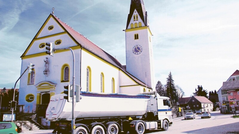 Rollender Riese: Durch Straßkirchen führt die Bundesstraße B 8. Zig Lastwagen donnern täglich durch das Dorf.