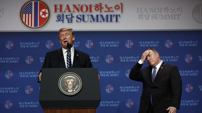 Diesmal gab es keinen Deal mit Kim Jong Un: US-Präsident Donald Trump (l.) und sein Außenminister Mike Pompeo nach dem USA-Nordkorea-Gipfel bei einer Pressekonferenz in Hanoi. Trump und der nordkoreanische Machthaber Kim brachen ihren zweiten Gipfel ab, ohne eine Einigung erzielt zu haben.
