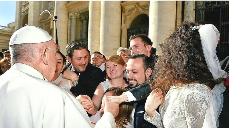 Durch ein Getümmel an Brautpaaren mussten sich Elisabeth und Stefan Eibl kämpfen, um die Hand des Papstes schütteln zu können.