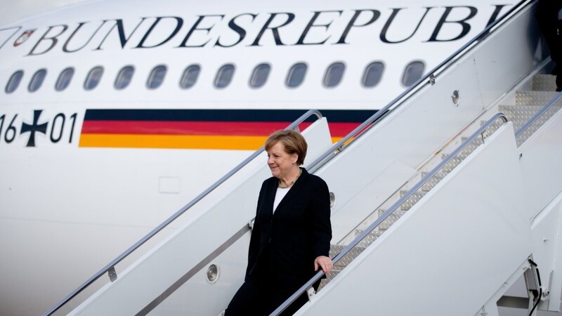 Bundeskanzlerin Angela Merkel verlässt eine Regierungsmaschine.