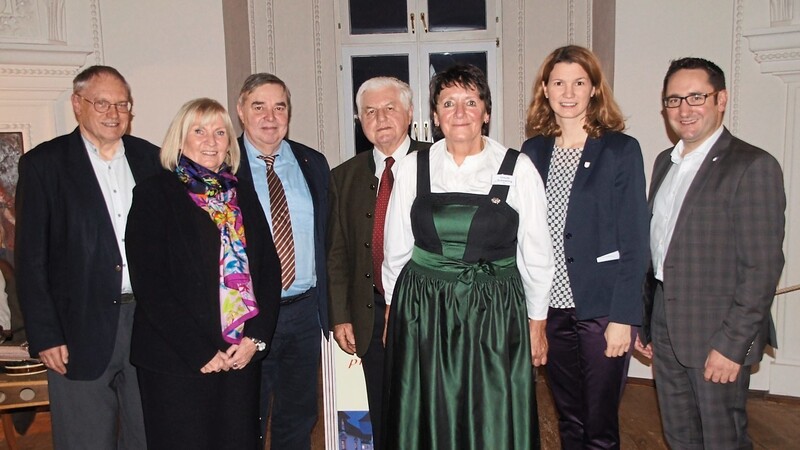 Heimleiterin Ursula Schmeling (Mitte) mit Vertretern der Betreibergesellschaft (links), der Landrätin (2. von rechts) und mit weiteren Ehrengästen.