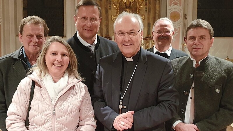 Bischof Rudolf Voderholzer hatte Pfarrer Georg Englmeier und Bürgermeister Markus Müller mit seiner Frau Marion sowie Günther Bauernfeind und Anton Fischer in seine Privaträume eingeladen.