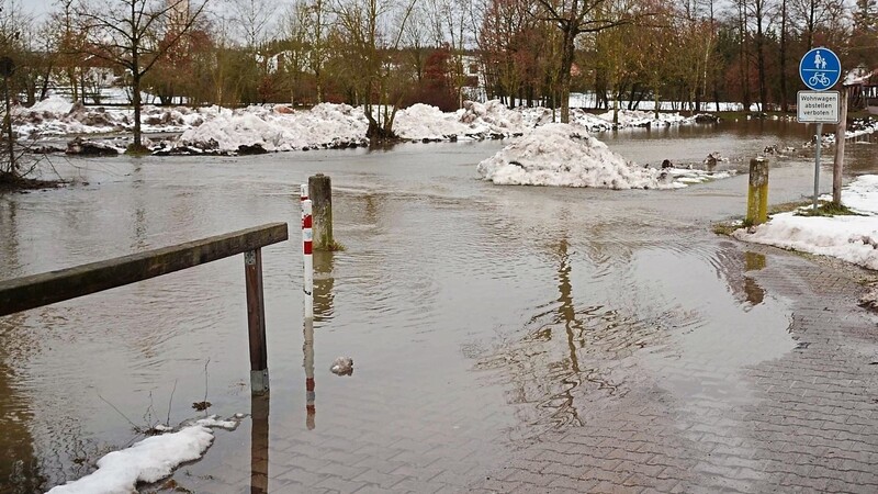 In Vilsbiburg wurde der Schwimmbadparkplatz überflutet.