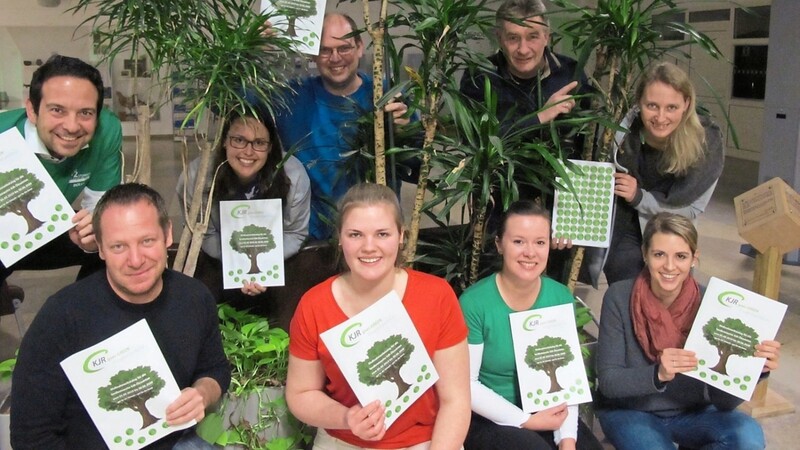 Der Vorstand des Kreisjugendrings stellt die Aktion "KJR goes GREEN" vor und stellt sich symbolisch vor eine Grünpflanze im Landratsamt Straubing.