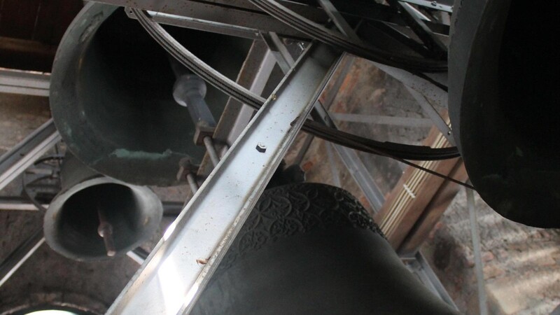 Blick in den Glockenstuhl des Rodinger Kirchturms mit seinen sechs Glocken.
